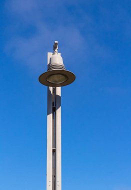 Gökyüzüne karşı sokak lambası. Modern Public Street Light. Sokak fotoğrafı, hiç kimse, seçici odak