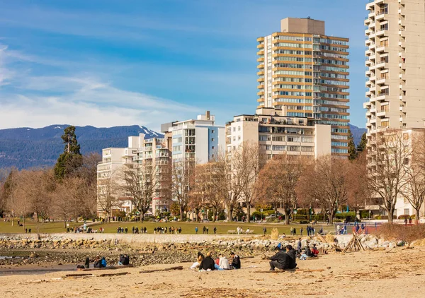 En popüler Vancouver plajı, West End 'deki Denman Caddesi BC' den 50 metre uzakta, şehir merkezi yakınlarındaki English Bay Beach, Kanada-6 Mart 2021. Sokak fotoğrafı, seçici odak