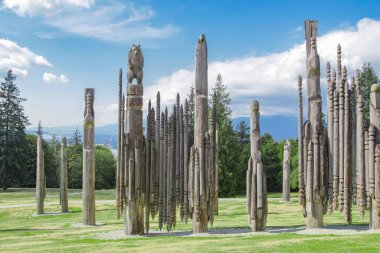 Vancouver totemleri, Burnaby Mountain Park manzarası. Japon Ainu totem direkleri. Seyahat fotoğrafı, seçici odak, kimse yok.