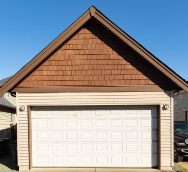 Vancouver, Kanada 'da garaj kapısı. Lüks evdeki garaj kapısı. Sokak fotoğrafı, hiç kimse, seçici odak