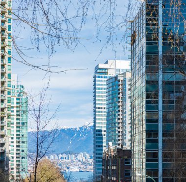 Modern, yüksek katlı bir apartmanın ön yüzü. Yüksek Binalı Konut Binasının Soyut Mimari Detayları. Sokak fotoğrafı, hiç kimse, seçici odak noktası 6 Mart 2021-Vancouver BC, Kanada