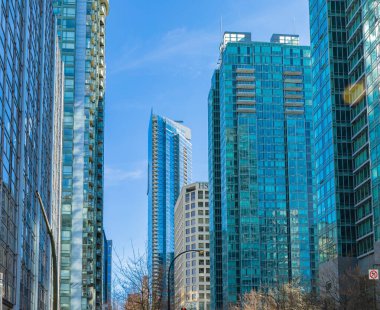 Modern, yüksek katlı bir apartmanın ön yüzü. Yüksek Binalı Konut Binasının Soyut Mimari Detayları. Sokak fotoğrafı, hiç kimse, seçici odak noktası 6 Mart 2021-Vancouver BC, Kanada