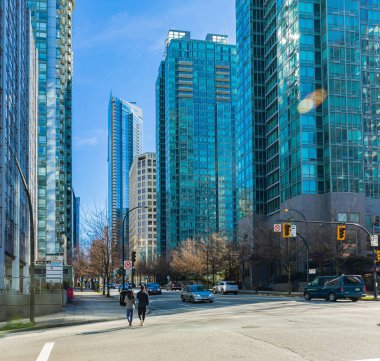 Modern, yüksek katlı bir apartmanın ön yüzü. Yüksek Binalı Konut Binasının Soyut Mimari Detayları. Sokak fotoğrafı, hiç kimse, seçici odak noktası 6 Mart 2021-Vancouver BC, Kanada