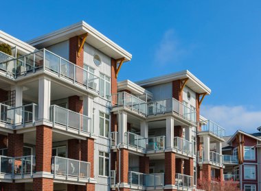 Vancouver BC, Kanada 'da güneşli bir günde yepyeni bir apartman. Kanada modern konut mimarisi. Hiç kimse, sokak fotoğrafı, dikey Mart 12, 20222