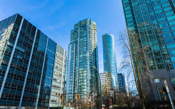 近代的な高層マンションの建物の顔の詳細 概要高層マンションの建築物詳細 ストリートフォト 選択的フォーカス 3月6 2021 Vancouver カナダ — ストック写真