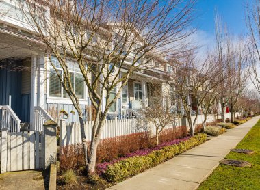 BC, Kanada 'da modern bir apartman dairesi. Kanada modern konut mimarisi. Hiç kimse, sokak fotoğrafı.
