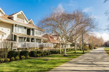 BC, Kanada 'da modern bir apartman dairesi. Kanada modern konut mimarisi. Hiç kimse, sokak fotoğrafı.