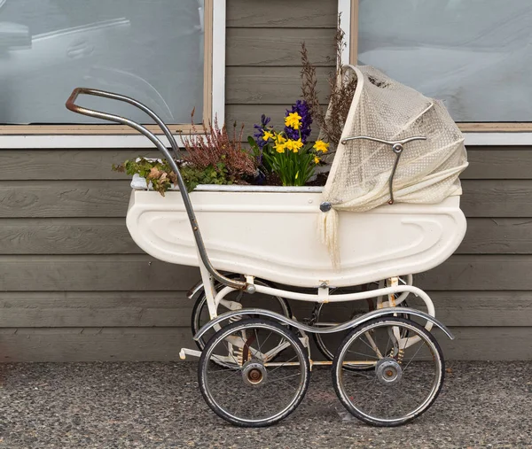 Vintage Kinderwagen Baby Kinderwagen Mit Blumen Geschmückt Vintage Kinderwagen Schönem — Stockfoto