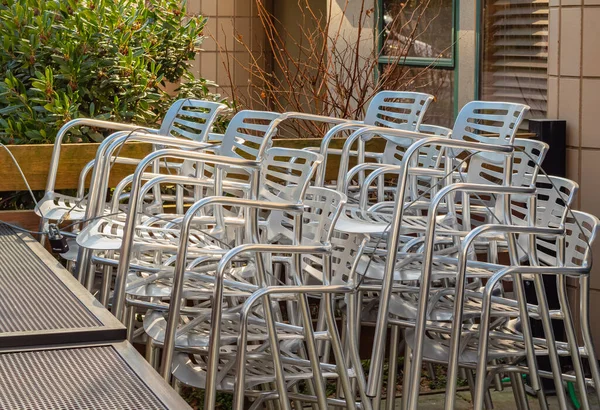 Detailní Záběr Hromadu Hliníkových Židlí Hromada Židlí Dvorku Pouliční Kavárny — Stock fotografie