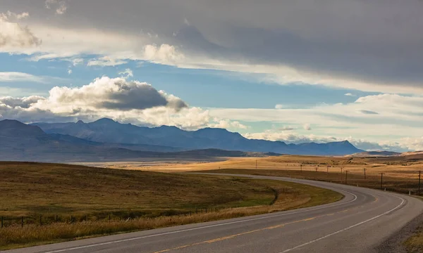 Estrada Através Montanhas Paisagem Dia Nublado Tiro Horizontal Foto Viagem — Fotografia de Stock