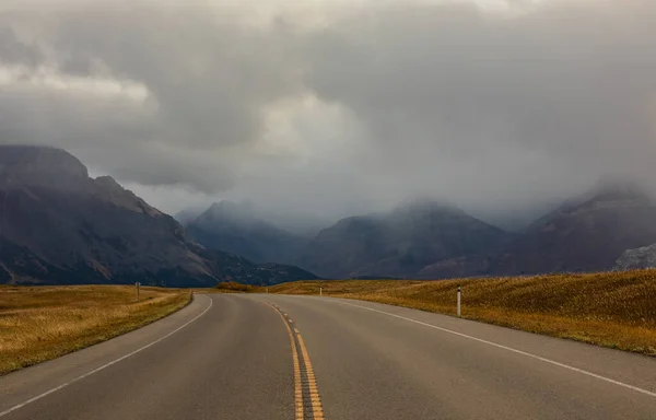 Estrada Através Montanhas Paisagem Dia Nublado Tiro Horizontal Foto Viagem — Fotografia de Stock