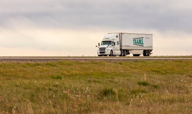 Kargo kamyonu kırsal bölgedeki otoyolda. Sokak manzarası, seyahat fotoğrafı, seçici odak, hiç kimse, metin için kopyalama alanı. 28 Eylül 2021 - Calgary, AB, Kanada