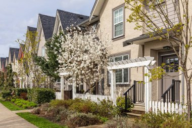 BC, Kanada 'da modern binalar. Kanada modern konut mimarisi. Hiç kimse, sokak fotoğrafı.