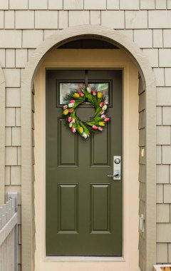 Lale çelengi. Evin ahşap kapısında bahar süslemesi.