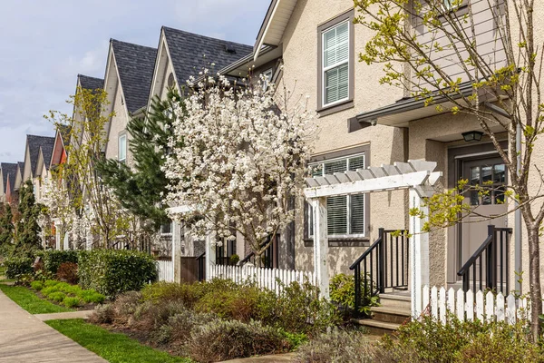 BC, Kanada 'da modern binalar. Kanada modern konut mimarisi. Hiç kimse, sokak fotoğrafı.