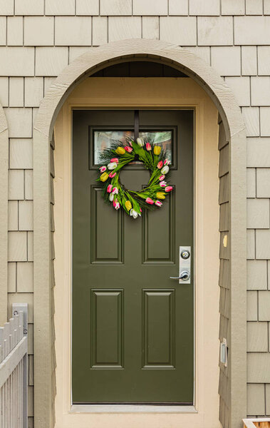 Венок из тюльпанов. Весенний декор на деревянной двери дома.