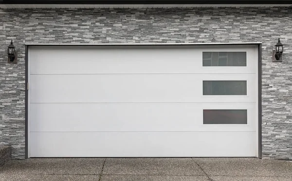 Vancouver, Kanada 'da garaj kapısı. Lüks evdeki garaj kapısı. Sokak fotoğrafı, hiç kimse, seçici odak