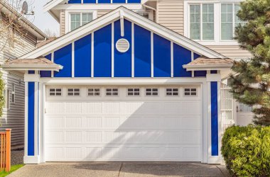 Vancouver, Kanada 'da garaj kapısı. Lüks evdeki garaj kapısı. Sokak fotoğrafı, hiç kimse, seçici odak