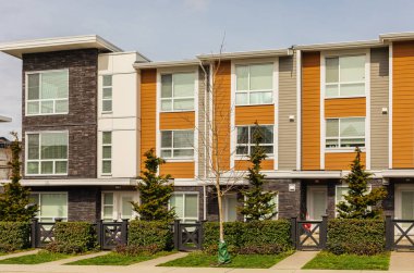 BC, Kanada 'da yepyeni bir apartman. Kanada modern konut mimarisi. Hiç kimse, sokak fotoğrafı.