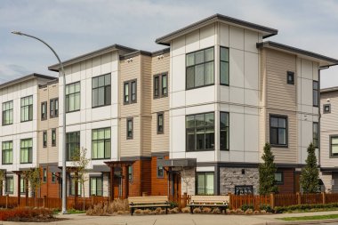 BC, Kanada 'da yepyeni bir apartman. Kanada modern konut mimarisi. Hiç kimse, sokak fotoğrafı.