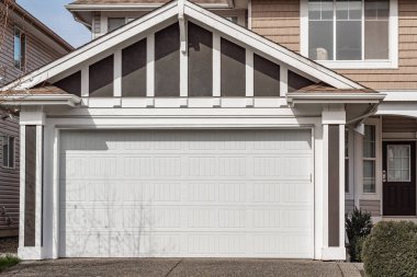 Vancouver, Kanada 'da garaj kapısı. Lüks evdeki garaj kapısı. Sokak fotoğrafı, hiç kimse, seçici odak