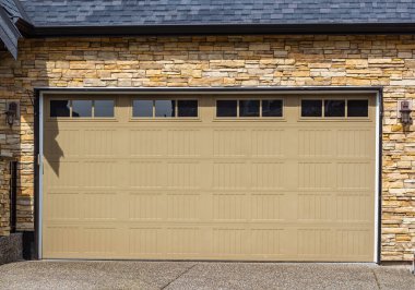 Vancouver, Kanada 'da garaj kapısı. Lüks evdeki garaj kapısı. Sokak fotoğrafı, hiç kimse, seçici odak