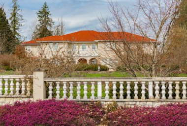 Vancouver, Kanada 'da lüks bir ev. Bulutlu bir günde avlusu olan lüks bir ev. Seçici odaklanma, kimse.