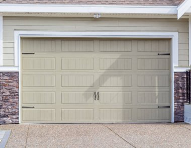 Vancouver, Kanada 'da garaj kapısı. Lüks evdeki garaj kapısı. Sokak fotoğrafı, hiç kimse, seçici odak