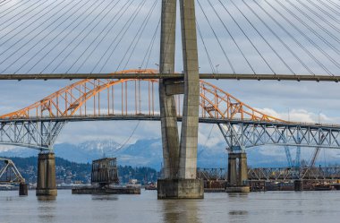 Skybridge, New Westminster ve Surrey arasındaki gökyüzü trenleri için yapılmış bir köprü. Sokak manzarası, seyahat fotoğrafı, seçici odak, hiç kimse-Aralık 5-2021-BC, Kanada