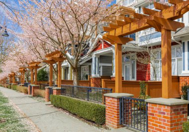 Kanada, BC 'de bahar çiçekleri olan modern evler. Kanada modern konut mimarisi. Hiç kimse, sokak fotoğrafı.