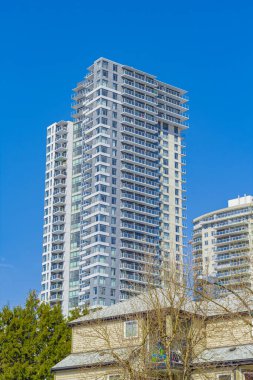 Modern, yüksek katlı bir apartmanın ön yüzü. Yüksek Binalı Konut Binasının Soyut Mimari Detayları. Sokak fotoğrafı, hiç kimse, seçici odaklı Westminster BC, Kanada-5 Nisan 2022