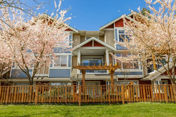 Kanada, BC 'de bahar çiçekleri olan modern evler. Kanada modern konut mimarisi. Hiç kimse, sokak fotoğrafı.