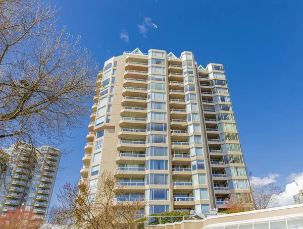 Modern, yüksek katlı bir apartmanın ön yüzü. Yüksek Binalı Konut Binasının Soyut Mimari Detayları. Sokak fotoğrafı, hiç kimse, seçici odaklı New Wesminster BC, Kanada-5 Nisan 2022