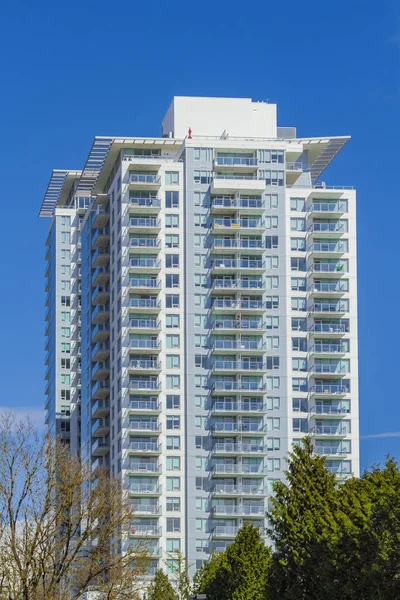 Modern, yüksek katlı bir apartmanın ön yüzü. Yüksek Binalı Konut Binasının Soyut Mimari Detayları. Sokak fotoğrafı, hiç kimse, seçici odaklı Westminster BC, Kanada-5 Nisan 2022