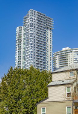 Modern, yüksek katlı bir apartmanın ön yüzü. Yüksek Binalı Konut Binasının Soyut Mimari Detayları. Sokak fotoğrafı, hiç kimse, seçici odaklı Westminster BC, Kanada-5 Nisan 2022