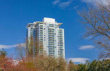 Modern, yüksek katlı bir apartmanın ön yüzü. Yüksek Binalı Konut Binasının Soyut Mimari Detayları. Sokak fotoğrafı, hiç kimse, seçici odaklı Westminster BC, Kanada-5 Nisan 2022