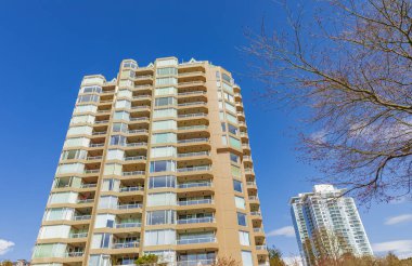 Modern, yüksek katlı bir apartmanın ön yüzü. Yüksek Binalı Konut Binasının Soyut Mimari Detayları. Sokak fotoğrafı, hiç kimse, seçici odaklı Westminster BC, Kanada-5 Nisan 2022