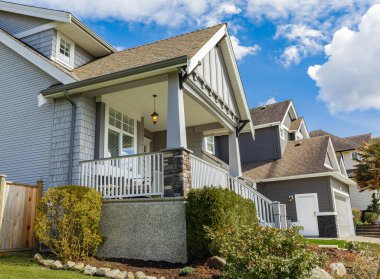 Vancouver, Kanada 'da lüks bir ev. Güneşli bir günde verandası olan lüks bir ev. Seçici odaklanma, kimse.
