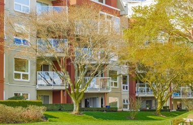 Kanada, New Westminster BC 'de bahar çiçekleri olan modern evler. Kanada modern konut mimarisi. Hiç kimse, sokak fotoğrafı - 5 Nisan 2022.