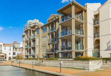 New Westminster BC, Kanada-5 Nisan 2022 'de güneşli bir günde modern komşuluk evleri. Kanada modern konut mimarisi. Hiç kimse, sokak fotoğrafı.