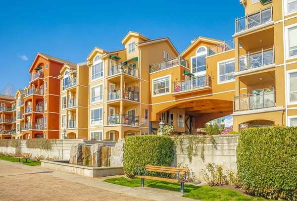 New Westminster BC, Kanada-5 Nisan 2022 'de güneşli bir günde modern komşuluk evleri. Kanada modern konut mimarisi. Hiç kimse, sokak fotoğrafı.