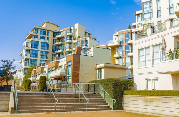 New Westminster BC 'de bahar çiçekleri olan modern evler, Kanada-5 Nisan 2022. Kanada modern konut mimarisi. Hiç kimse, sokak fotoğrafı.