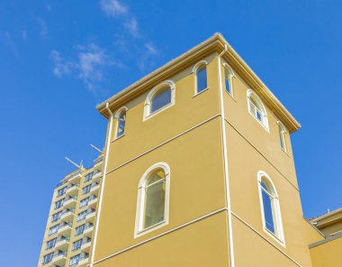 Sarı binadaki beyaz kemerli pencereler. New Westminster BC 'deki binaların mimari dekorasyonları. Sokak fotoğrafı, hiç kimse, seçici odak