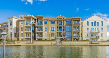Güneşli bir günde, New Westminster BC, Kanada-5 Nisan 2022 'de, deniz kıyısındaki modern evler. Kanada modern konut mimarisi. Hiç kimse, sokak fotoğrafı.