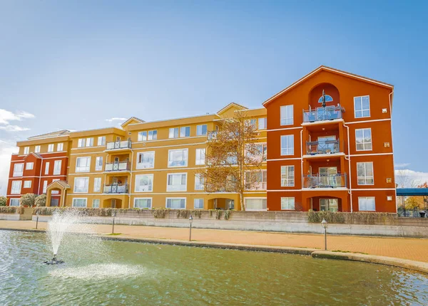 Güneşli bir günde, New Westminster BC, Kanada-5 Nisan 2022 'de, deniz kıyısındaki modern evler. Kanada modern konut mimarisi. Hiç kimse, sokak fotoğrafı.