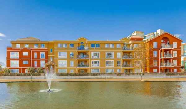 Güneşli bir günde, New Westminster BC, Kanada-5 Nisan 2022 'de, deniz kıyısındaki modern evler. Kanada modern konut mimarisi. Hiç kimse, sokak fotoğrafı.