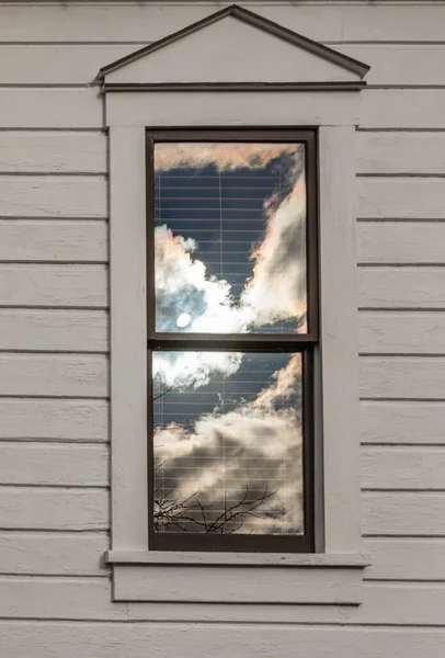 Nuages Reflétés Dans Les Fenêtres Une Maison Ville Personne Photo — Photo