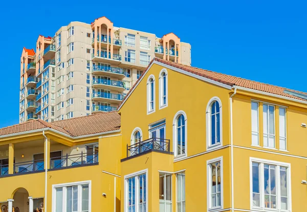 New Westminster BC, Kanada-5 Nisan 2022 'de güneşli bir günde modern komşuluk evleri. Kanada modern konut mimarisi. Hiç kimse, sokak fotoğrafı.