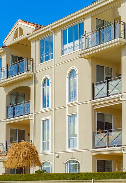 New Westminster BC, Kanada-5 Nisan 2022 'de güneşli bir günde modern komşuluk evleri. Kanada modern konut mimarisi. Hiç kimse, sokak fotoğrafı.