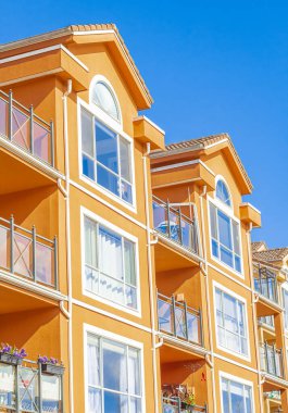 New Westminster BC, Kanada 'da güneşli bir günde komşu modern evler